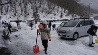 週明けの仕事前、人海戦術で雪かき。