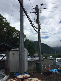 左が新しい電信柱。右側は9日にお役御免。