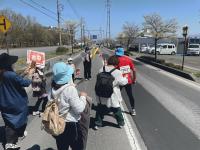 コールドスプレーを脚に掛けるご家族。家族の一大イベントだそうです。